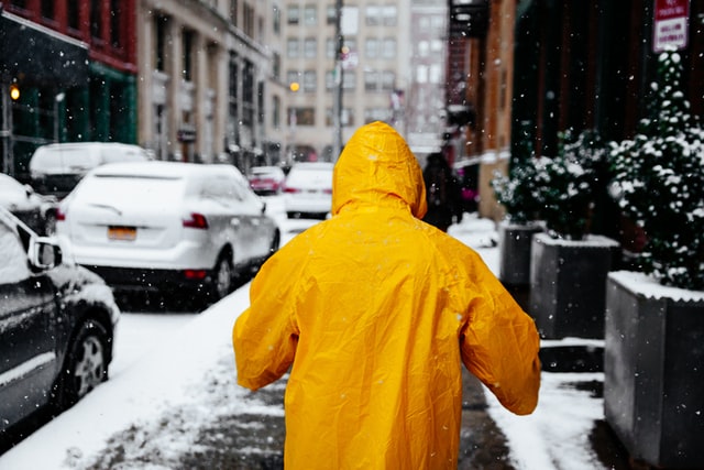 Personne avec un imperméable jaune